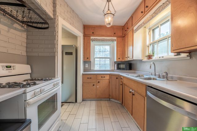 5810 Woolworth Avenue, Omaha, NE 68106