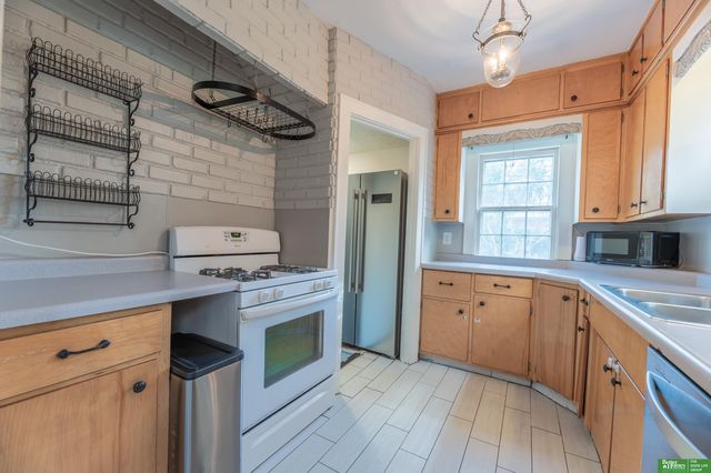 5810 Woolworth Avenue, Omaha, NE 68106