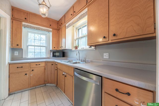 5810 Woolworth Avenue, Omaha, NE 68106