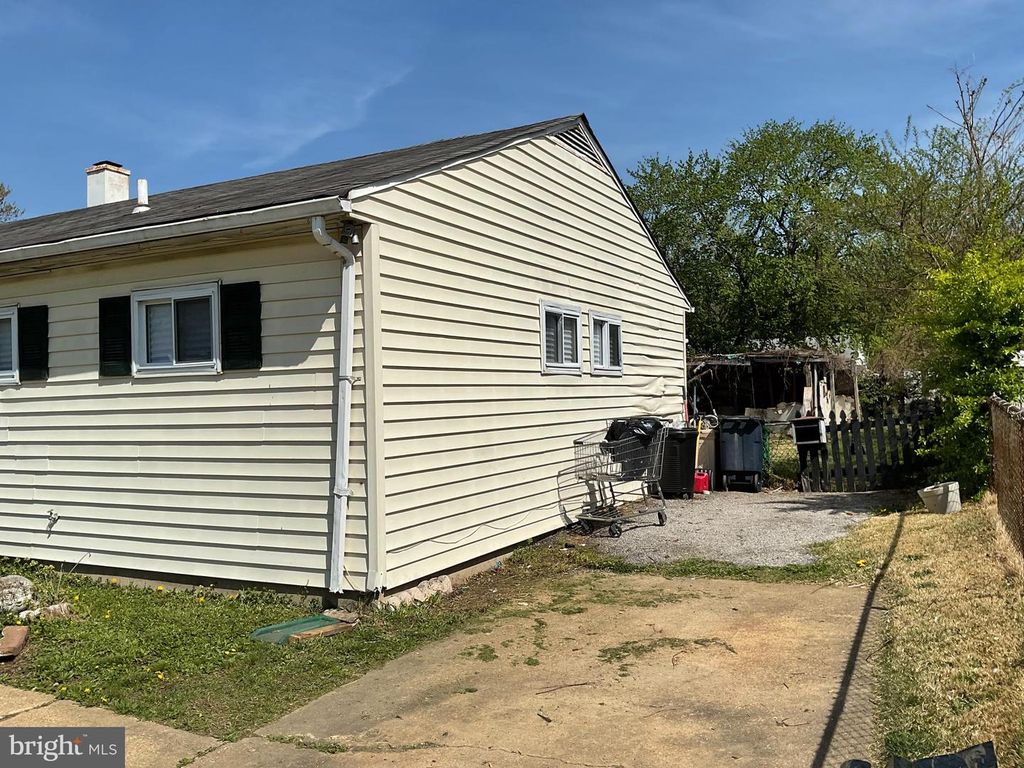 Image 15 of property listing at 2520 NEWGLEN AVE, District Heights, MD 20747