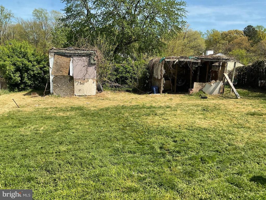 Image 17 of property listing at 2520 NEWGLEN AVE, District Heights, MD 20747