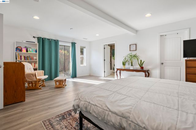 8957 Lawlor St, Oakland, CA 94605