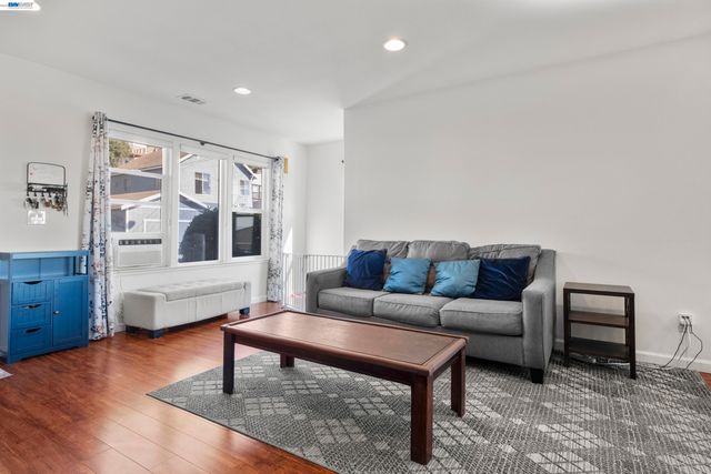 8957 Lawlor St, Oakland, CA 94605