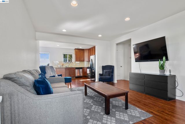 8957 Lawlor St, Oakland, CA 94605