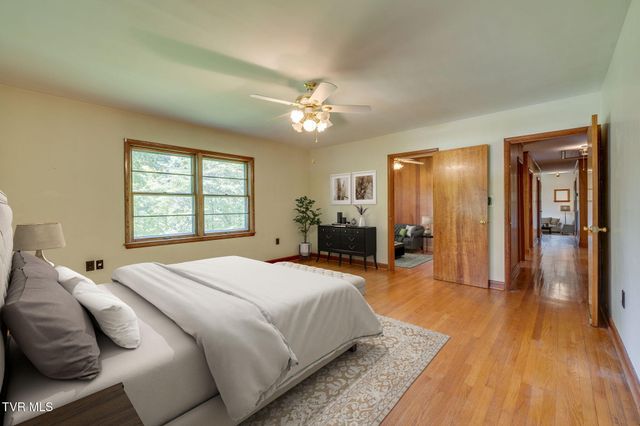371 North Holston River Drive, Kingsport, TN 37660