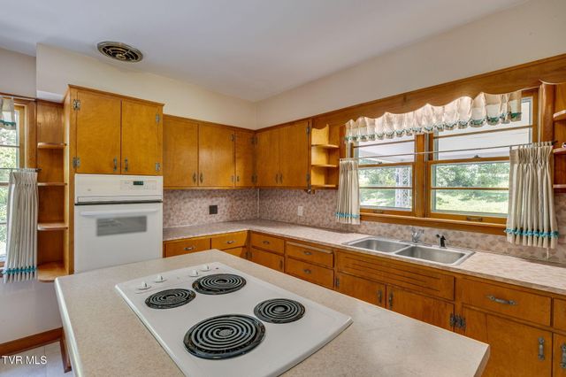 371 North Holston River Drive, Kingsport, TN 37660