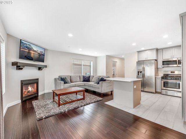 1593 Se HONEYSUCKLE Loop, Warrenton, OR 97146