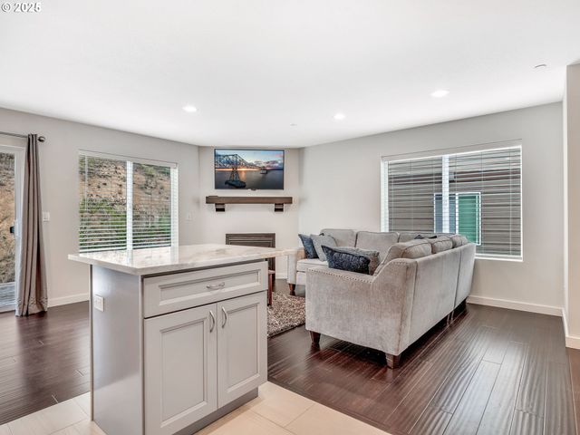 1593 Se HONEYSUCKLE Loop, Warrenton, OR 97146