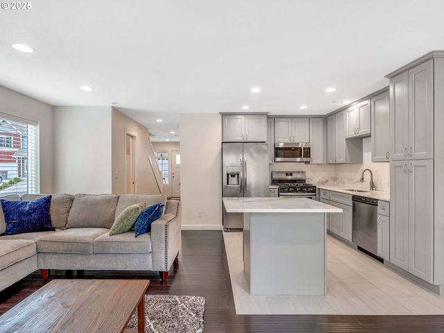 1593 Se HONEYSUCKLE Loop, Warrenton, OR 97146