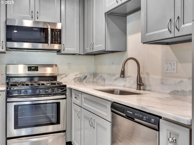 1593 Se HONEYSUCKLE Loop, Warrenton, OR 97146