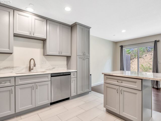 1593 Se HONEYSUCKLE Loop, Warrenton, OR 97146