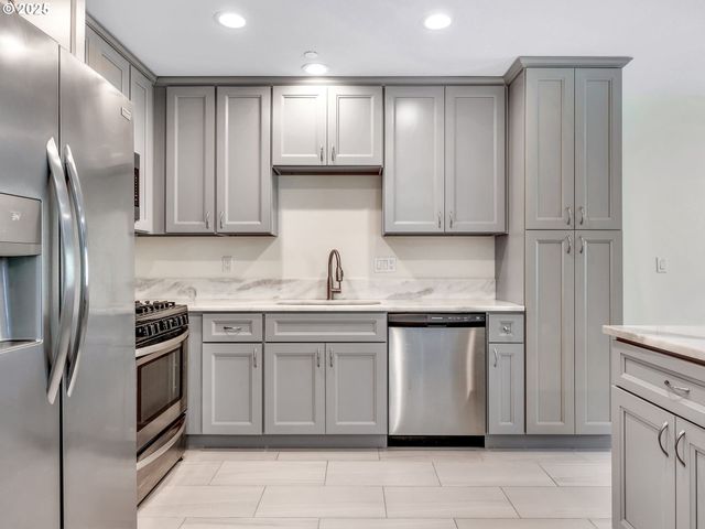 1593 Se HONEYSUCKLE Loop, Warrenton, OR 97146