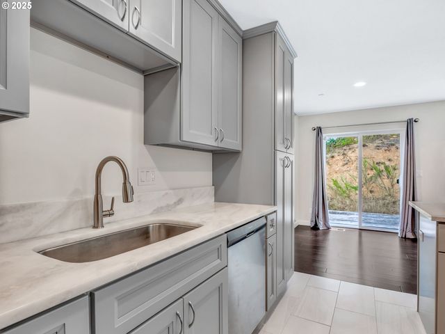 1593 Se HONEYSUCKLE Loop, Warrenton, OR 97146