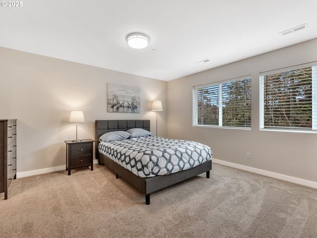 1593 Se HONEYSUCKLE Loop, Warrenton, OR 97146