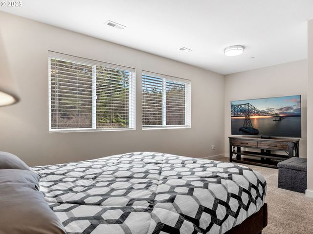 1593 Se HONEYSUCKLE Loop, Warrenton, OR 97146