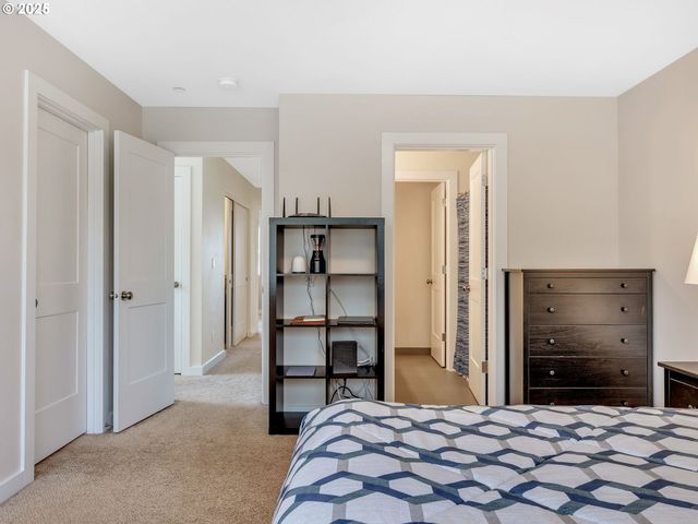 1593 Se HONEYSUCKLE Loop, Warrenton, OR 97146