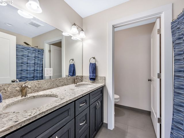 1593 Se HONEYSUCKLE Loop, Warrenton, OR 97146