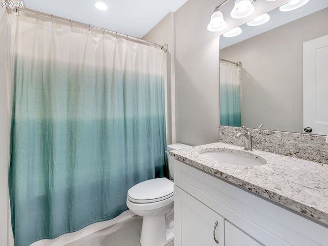 1593 Se HONEYSUCKLE Loop, Warrenton, OR 97146