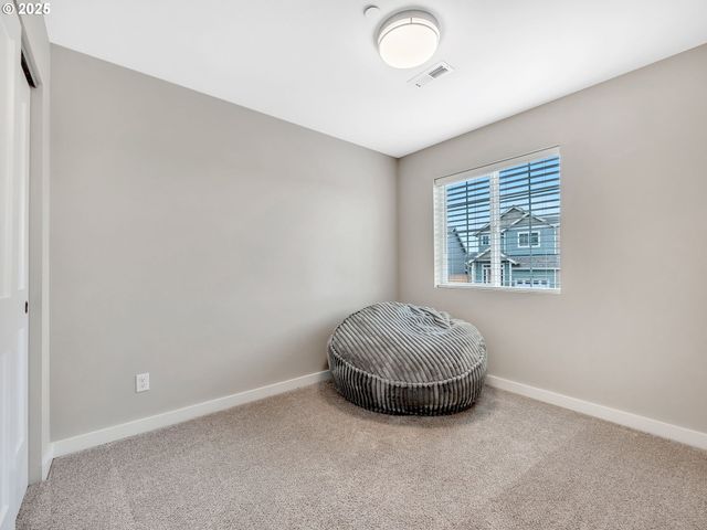 1593 Se HONEYSUCKLE Loop, Warrenton, OR 97146