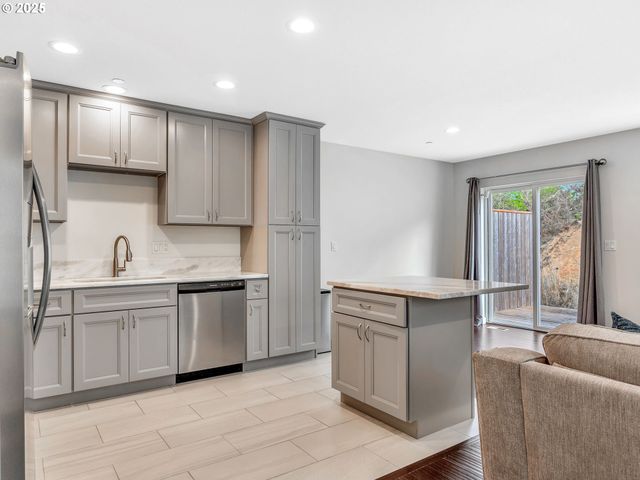 1593 Se HONEYSUCKLE Loop, Warrenton, OR 97146