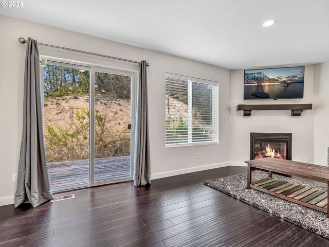 1593 Se HONEYSUCKLE Loop, Warrenton, OR 97146