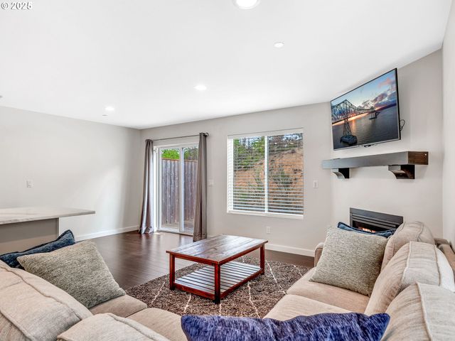 1593 Se HONEYSUCKLE Loop, Warrenton, OR 97146