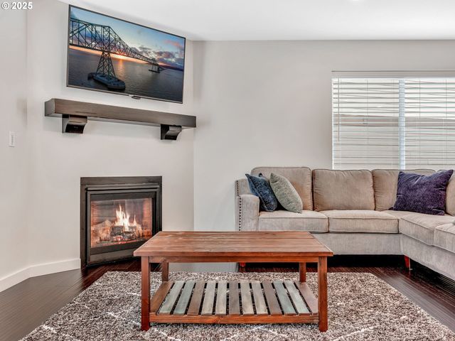 1593 Se HONEYSUCKLE Loop, Warrenton, OR 97146