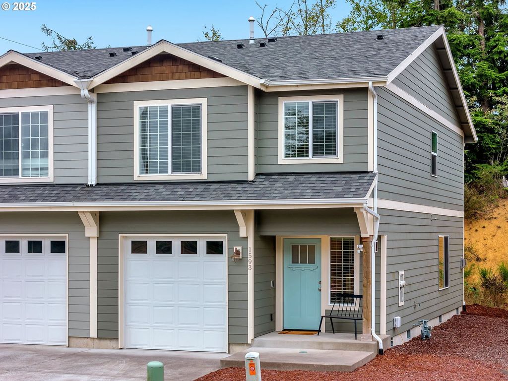 1593 Se HONEYSUCKLE Loop, Warrenton, OR 97146