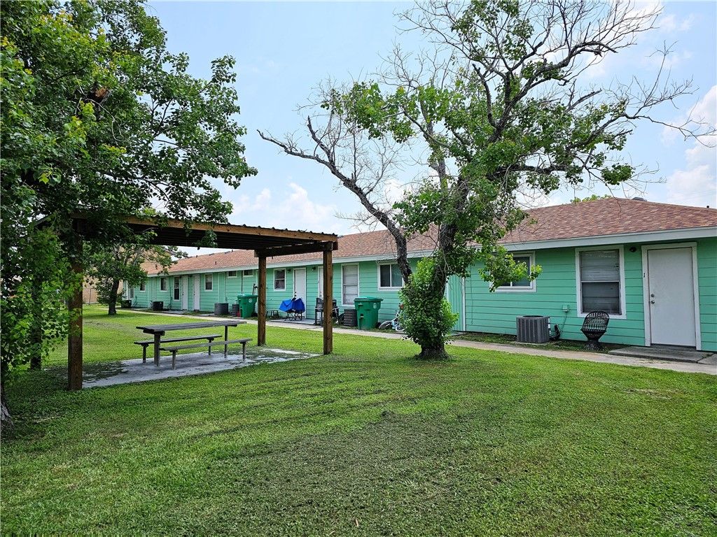 160 N 13th St, Aransas Pass, TX 78336 — exterior