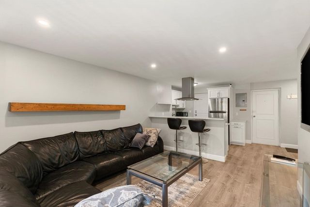 26 W Wyoming Avenue 2D, Melrose, MA 02176