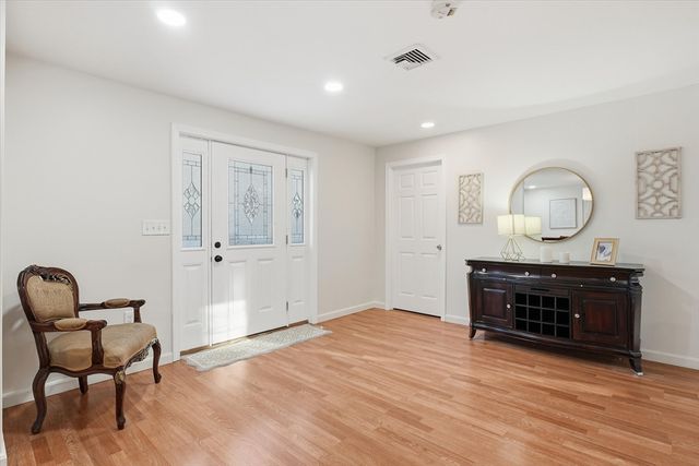 186 Mohawk Trl, Haverhill, MA 01832