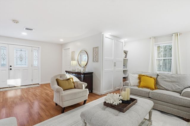 186 Mohawk Trl, Haverhill, MA 01832