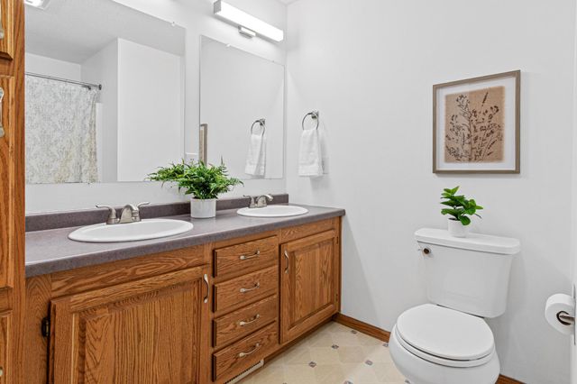 1016 W Ridge Court, New Richmond, WI 54017