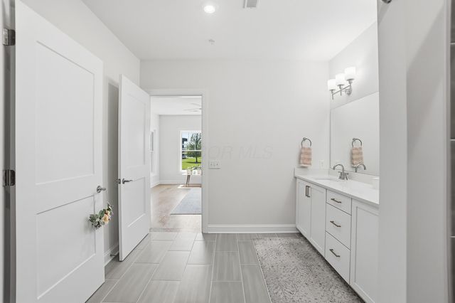 5233 Highpointe Lakes Drive, 202, Westerville, OH 43081