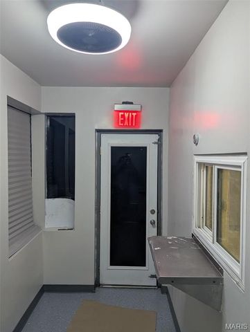 7954 N Broadway, St Louis, MO 63147