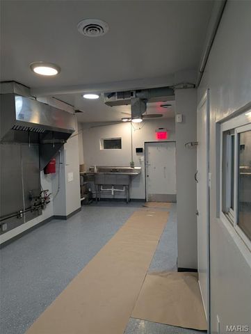 7954 N Broadway, St Louis, MO 63147