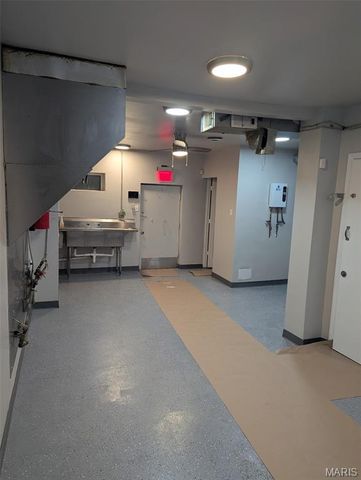 7954 N Broadway, St Louis, MO 63147