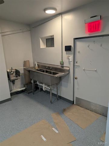 7954 N Broadway, St Louis, MO 63147