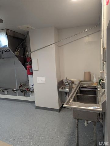 7954 N Broadway, St Louis, MO 63147