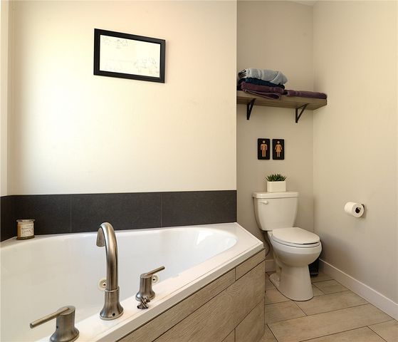 3917 Pikeview Drive, Center Point, IA 52213