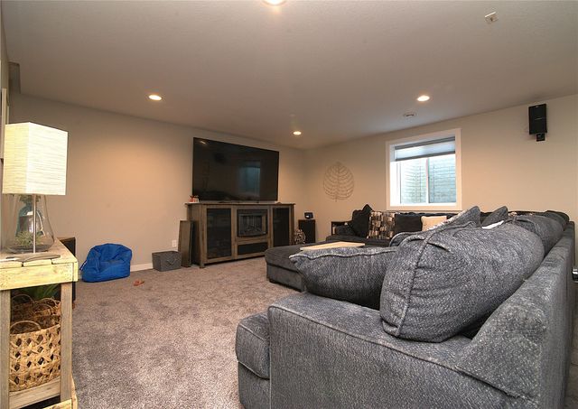 3917 Pikeview Drive, Center Point, IA 52213