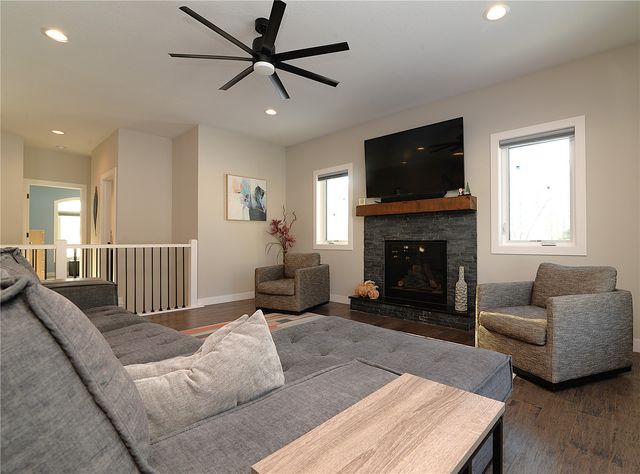 3917 Pikeview Drive, Center Point, IA 52213