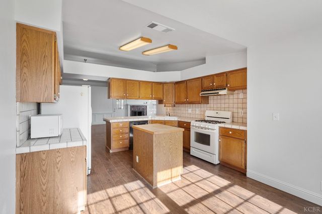 2166 Fernwood Drive, Hanford, CA 93230