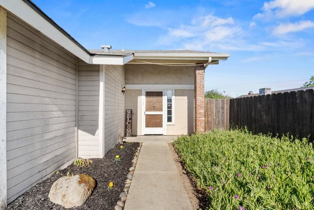 2166 Fernwood Drive, Hanford, CA 93230