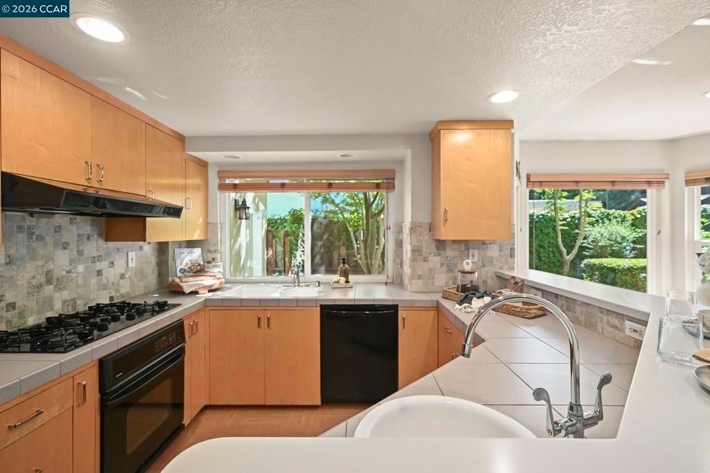 Image 15 of property listing at 900 Woodland Dr, San Ramon, CA 94582