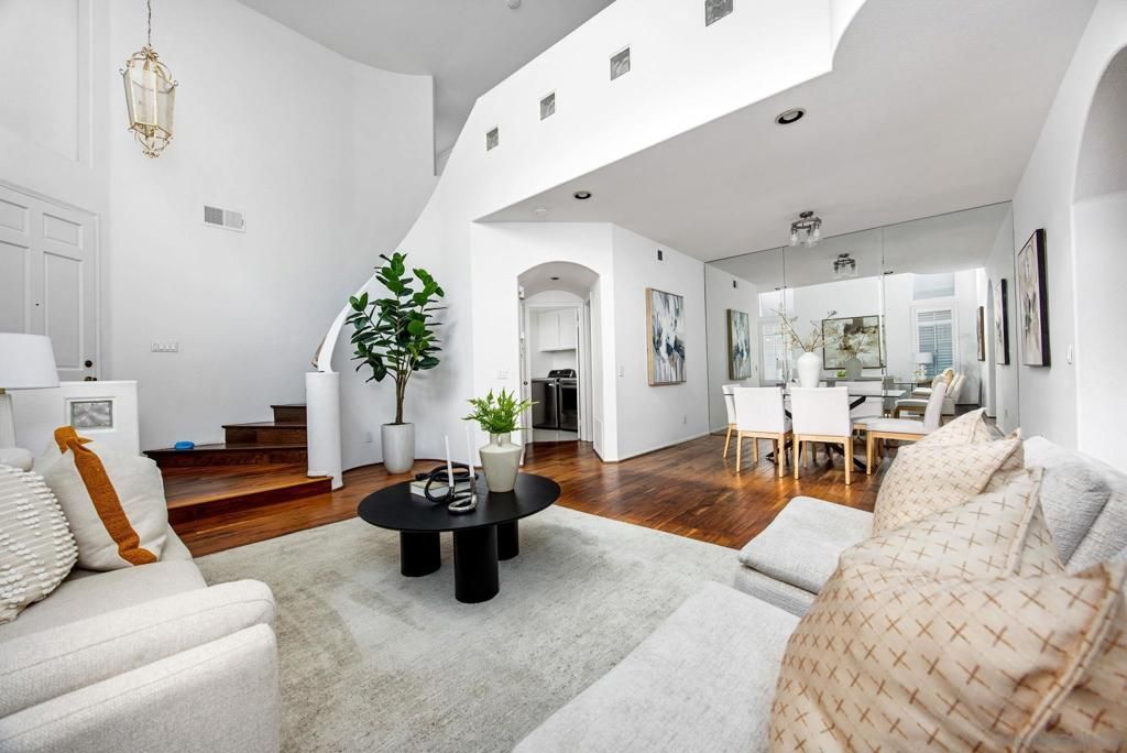 Image 4 of property listing at 12481 Cavallo St, San Diego, CA 92130