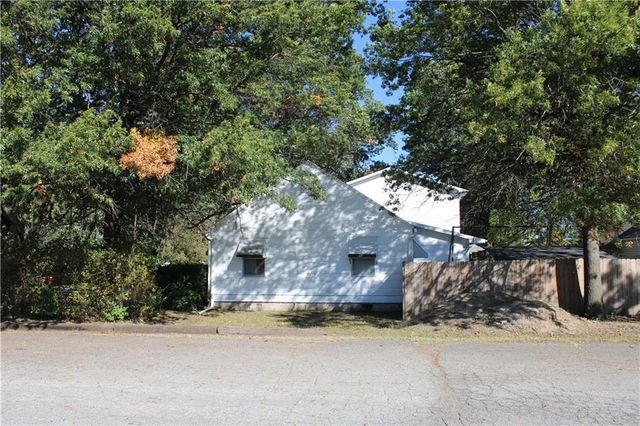 2011 S English Street, Pittsburg, KS 66762