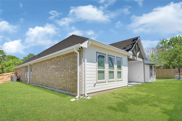 12319 Hawthorne Drive, Montgomery, TX 77356