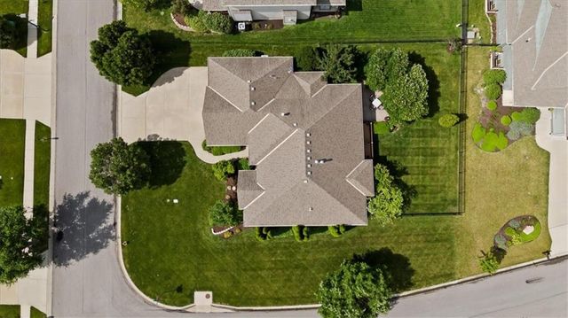 9153 Shady Bend Road, Lenexa, KS 66227