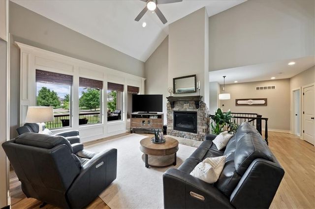 9153 Shady Bend Road, Lenexa, KS 66227